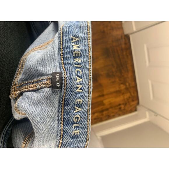 American Eagle Womens stretch Distressed Light Wash Jeans Size 6 - Picture 7 of 9